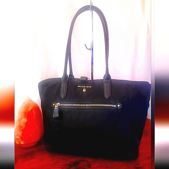 Firm $LIKE NEW!! Michael Kors Black Tote Large Zippered Nylon Jetset  Collection - Picture 1 of 15